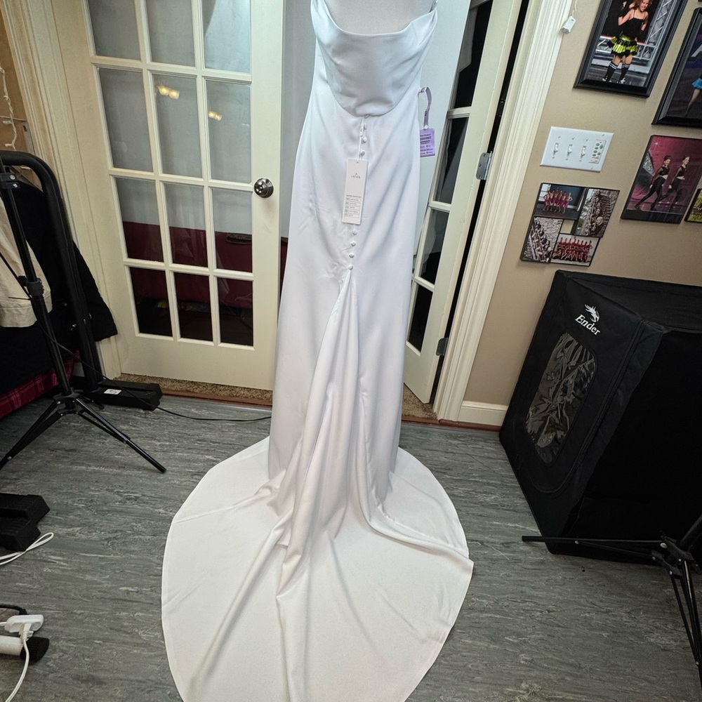Elegant White V-Neck Mermaid Wedding Dress - Picture 10 of 16